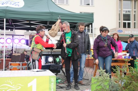 Wręczenie nagród po Pierwszomajowtm Pochodzie Kijkowym