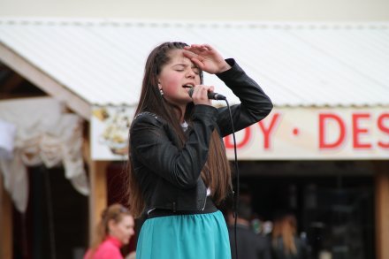 Występ uczennicy z Społecznego Ogniska Muzycznego im. J. Drozda w Wiśle