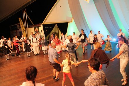 Jasen z Saptinovci - Chorwacja podczas wspólnego tańca z publicznością