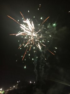 Pokaz fajerwerków podczas zabawy sylwestrowej