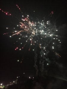 Pokaz fajerwerków podczas zabawy sylwestrowej