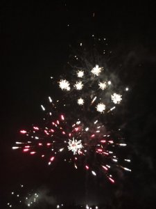 Pokaz fajerwerków podczas zabawy sylwestrowej