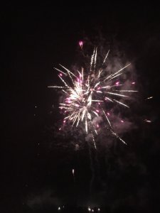 Pokaz fajerwerków podczas zabawy sylwestrowej