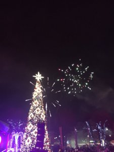 Pokaz fajerwerków podczas zabawy sylwestrowej