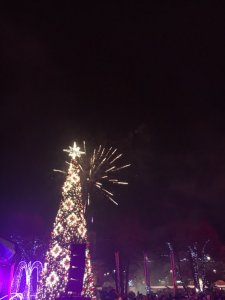 Pokaz fajerwerków podczas zabawy sylwestrowej