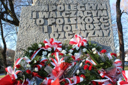 Kwiaty złożone pod pomnikiem