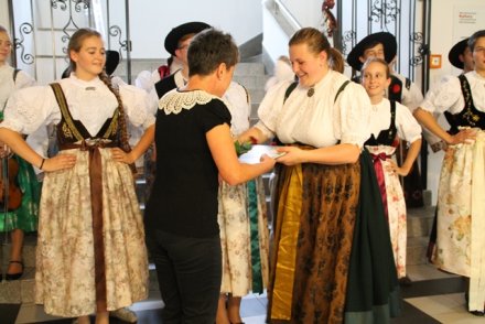 Wręczanie pamiątkowych podziękowań Artystom