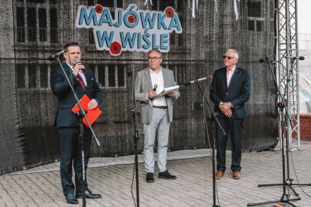 Od lewej: burmistrz Tomasz Bujok, Bogdan Kalus i Antoni Piechniczek na scenie na placu Hoffa