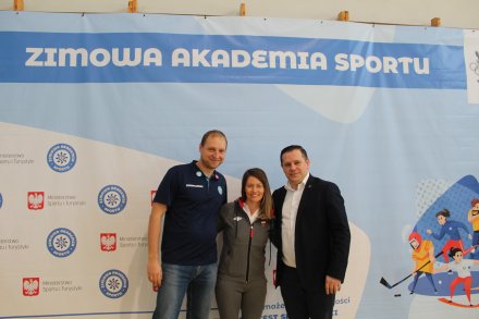 Burmistrz Tomasz Bujok, biathlonistka Weronika Nowakowska-Ziemniak oraz przedstawiciel organizatorów Marcin Strządała