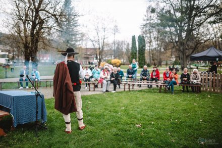 Gawędy i opowieści pod Drzewem Opowieści w Parku Kopczyńskiego - Gustaw Czyż, fot. Okiem Fotoreportera