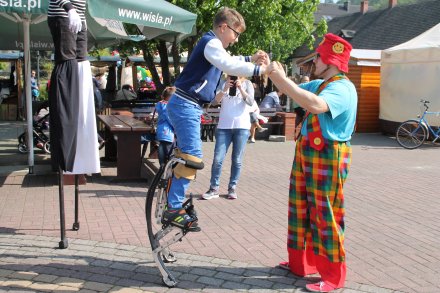Dziecko uczące chodzić się na szczudłach