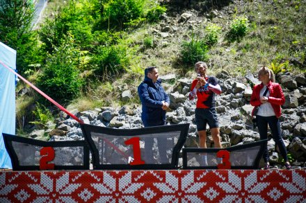 Dekoracja zwycięzców - przy mikrofonie Grzegorz Szczechla, główny organizator zawodów Barbarian Race