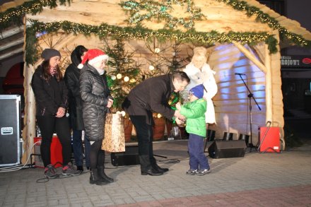 Burimstrz Miasta Wisła Tomasz Bujok wręcza nagrodę Grand Prix