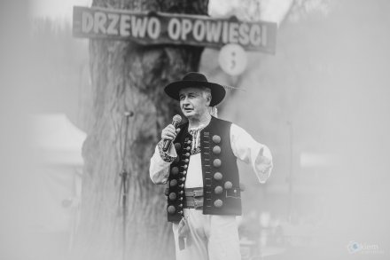 Gawędy i opowieści pod Drzewem Opowieści w Parku Kopczyńskiego - gawędziarz Gustaw Czyż, fot. Okiem Fotoreportera