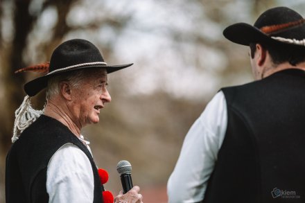 Gawędy i opowieści pod Drzewem Opowieści w Parku Kopczyńskiego - prowadzący Rafał Cieślar i gawędziarz Gustaw Czyż, fot. Okiem Fotoreportera