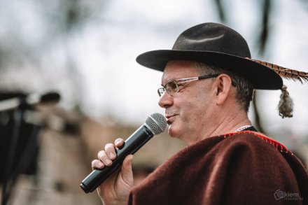 Gawędy i opowieści pod Drzewem Opowieści w Parku Kopczyńskiego - Zbigniew Czyż, fot. Okiem Fotoreportera