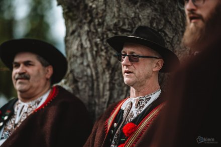 Gawędy i opowieści pod Drzewem Opowieści w Parku Kopczyńskiego - męska grupa śpiewacza Wańcy, fot. Okiem Fotoreportera
