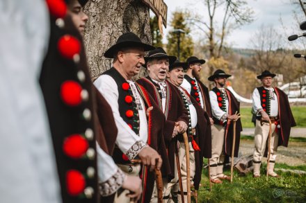 Gawędy i opowieści pod Drzewem Opowieści w Parku Kopczyńskiego - męska grupa śpiewacza Wańcy, fot. Okiem Fotoreportera