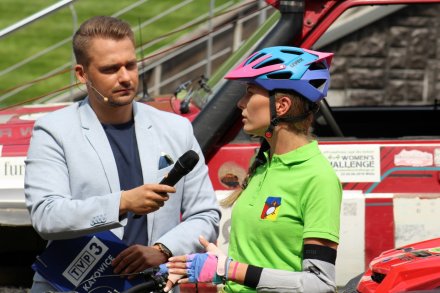 Karolina Cieślar wraz z prowadzącym