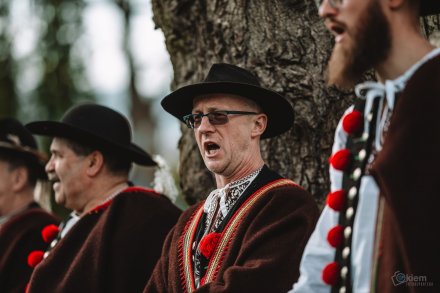 Gawędy i opowieści pod Drzewem Opowieści w Parku Kopczyńskiego - męska grupa śpiewacza Wańcy, fot. Okiem Fotoreportera