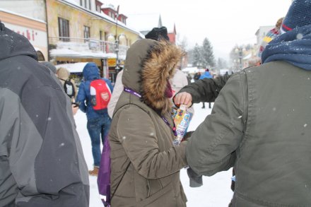 Wolontariusze zbierają do puszek pieniądze na rzecz WOŚP-u