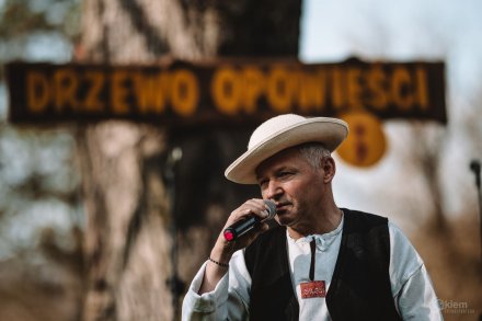 Gawędy i opowieści pod Drzewem Opowieści w Parku Kopczyńskiego - Zbigniew Wałach, fot. Okiem Fotoreportera