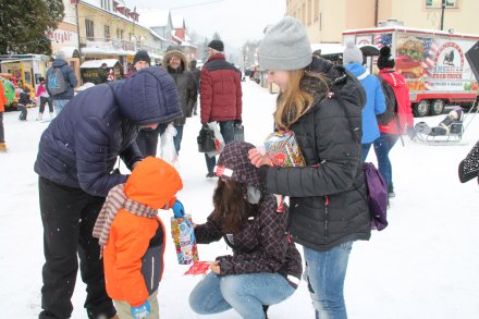 Wolontariusze zbierają do puszek pieniądze na rzecz WOŚP-u