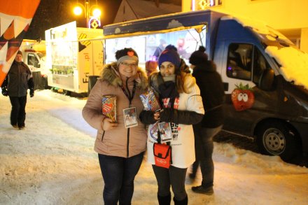 Wolontariusze zbierają do puszek pieniądze na rzecz WOŚP-u