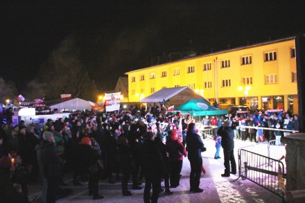 Kibice na Rynku oglądają transmisję ze skoków