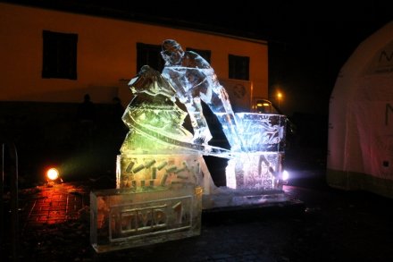 Rzeźba skoczka z lodu