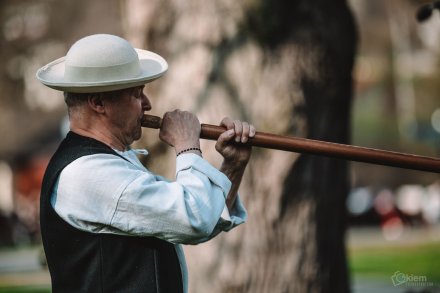 Gawędy i opowieści pod Drzewem Opowieści w Parku Kopczyńskiego - Zbigniew Wałach, fot. Okiem Fotoreportera