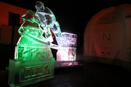 Rzeźba skoczka z lodu