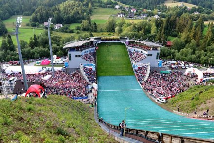 Wypełnione po brzegi trybuny skoczni w Malince - Fot. Alicja Kosman/PZN