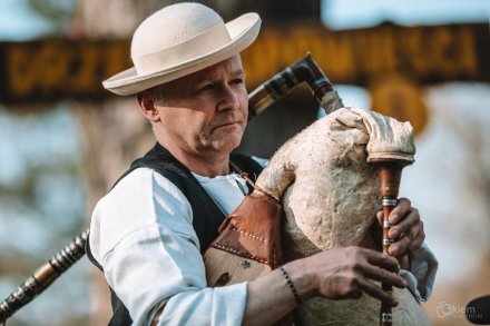 Gawędy i opowieści pod Drzewem Opowieści w Parku Kopczyńskiego - Zbigniew Wałach, fot. Okiem Fotoreportera