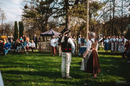 Gawędy i opowieści pod Drzewem Opowieści w Parku Kopczyńskiego - Zespół regionalny "Wisła" z Wisły, fot. Okiem Fotoreportera