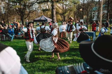 Gawędy i opowieści pod Drzewem Opowieści w Parku Kopczyńskiego - Zespół regionalny "Wisła" z Wisły, fot. Okiem Fotoreportera