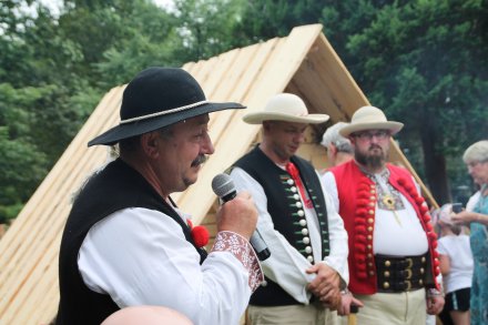 Pokazy robienia serów pasterskich w kolbybie w Parku Kopczyńskiego w Wiśle
