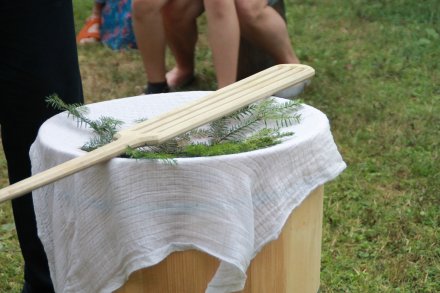 Pokazy robienia serów pasterskich w kolbybie w Parku Kopczyńskiego w Wiśle