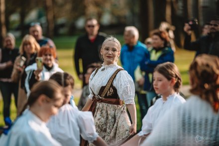 Gawędy i opowieści pod Drzewem Opowieści w Parku Kopczyńskiego - Zespół regionalny "Wisła" z Wisły, fot. Okiem Fotoreportera