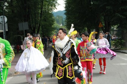 Barwny korowód z okazji TKB przeszedł przez Wisłę