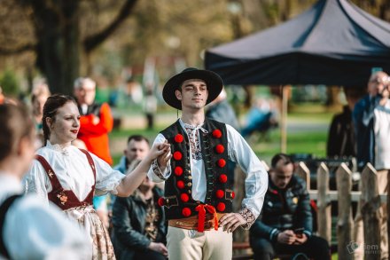 Gawędy i opowieści pod Drzewem Opowieści w Parku Kopczyńskiego - Zespół regionalny "Wisła" z Wisły, fot. Okiem Fotoreportera