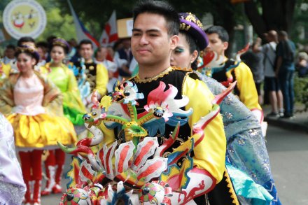 Barwny korowód z okazji TKB przeszedł przez Wisłę