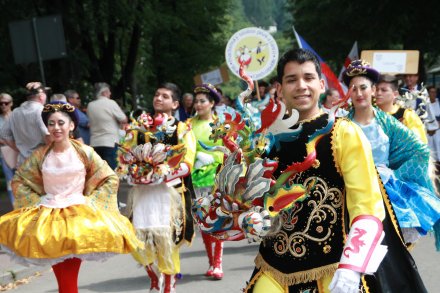 Barwny korowód z okazji TKB przeszedł przez Wisłę
