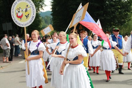 Barwny korowód z okazji TKB przeszedł przez Wisłę