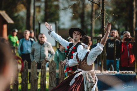 Gawędy i opowieści pod Drzewem Opowieści w Parku Kopczyńskiego - Zespół regionalny "Wisła" z Wisły, fot. Okiem Fotoreportera