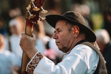 Gawędy i opowieści pod Drzewem Opowieści w Parku Kopczyńskiego - Zespół regionalny "Wisła" z Wisły, fot. Okiem Fotoreportera