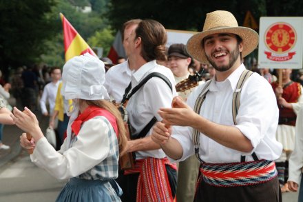 Barwny korowód z okazji TKB przeszedł przez Wisłę