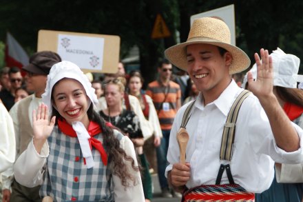 Barwny korowód z okazji TKB przeszedł przez Wisłę