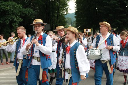 Barwny korowód z okazji TKB przeszedł przez Wisłę