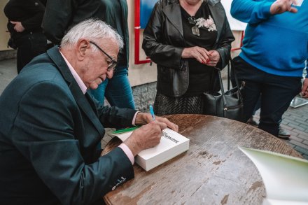 Trener Antoni Piechniczek podpisujący książki